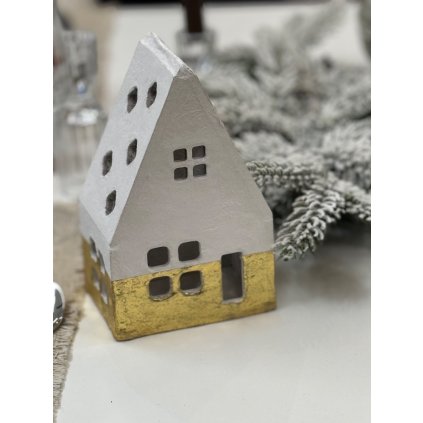 Domeček se zlatou podestou