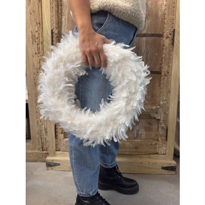 Bílý věnec z peří
