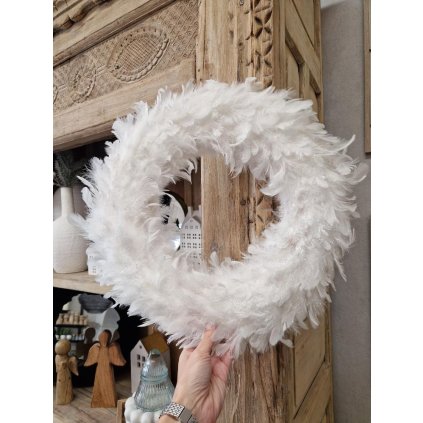 Bílý věnec z peří