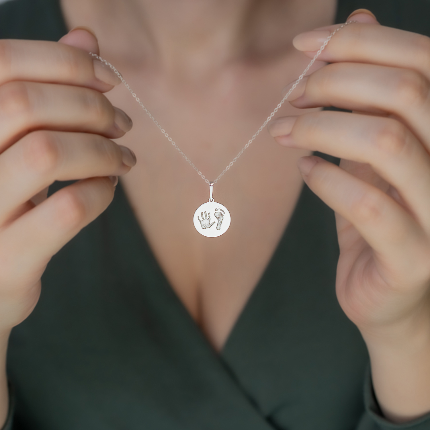 5 důvodů, proč udělat šperk s otiskem nožičky a ručičky pro maminku