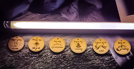 Dřevěné přívěšky na krk s motivem hor