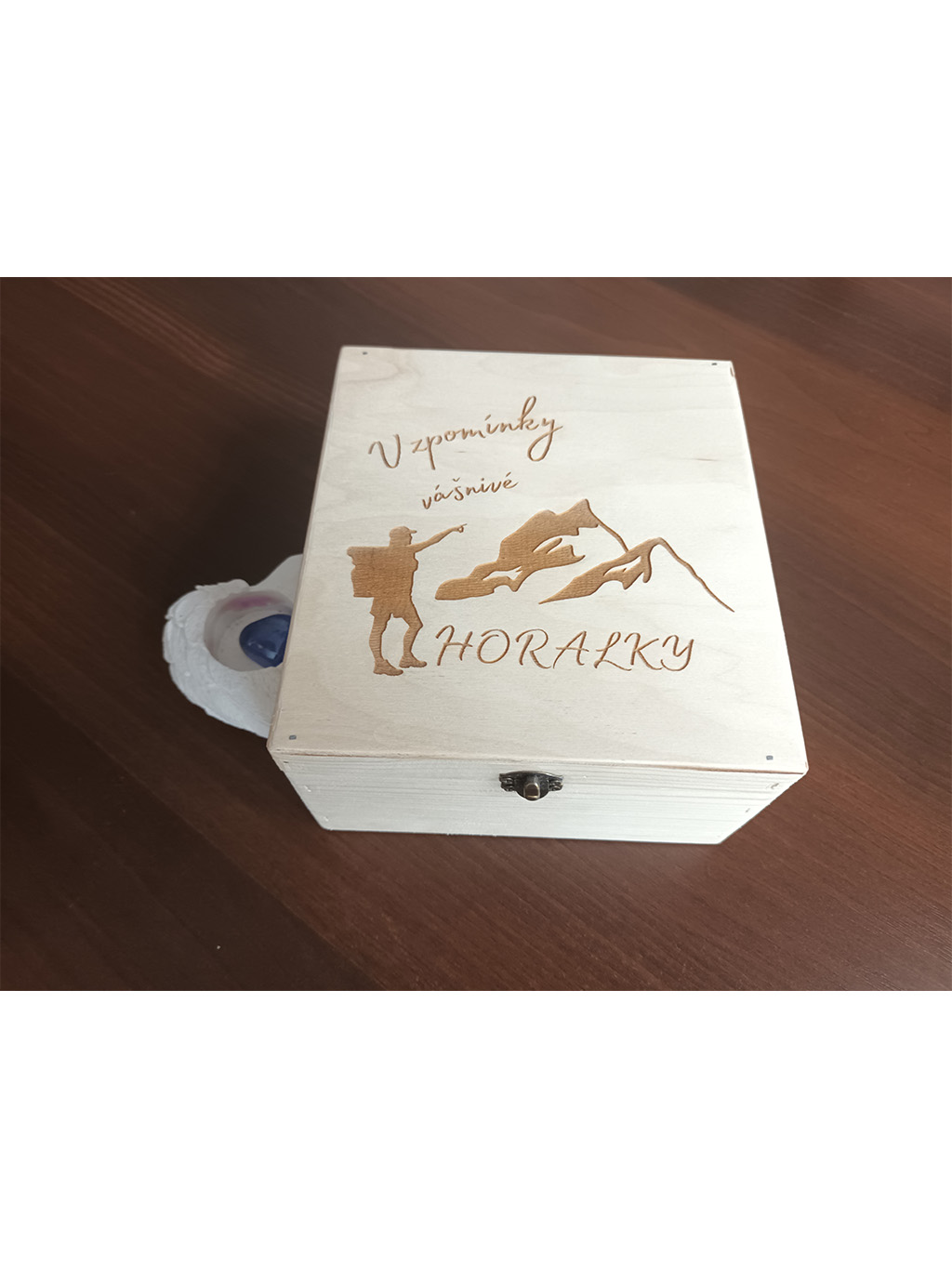 Dřevěný úložný box s víkem UNLOCKED - Vášnivá horalka