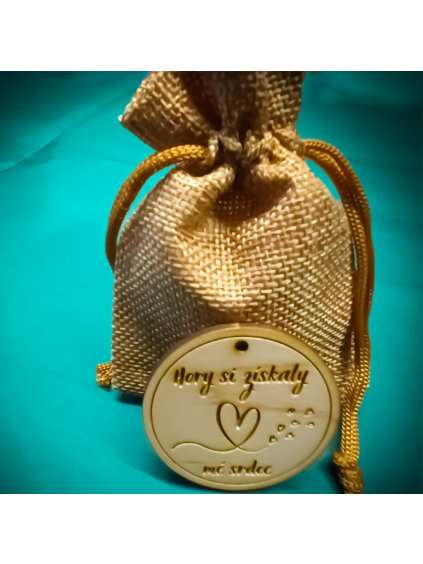 Dřevěný přívěsek hory a srdce