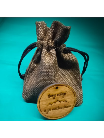 Dřevěný přívěsek hory volají 1