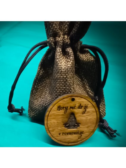 Dřevěný přívěsek hory a rovnováha 1