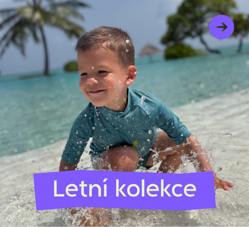 Chlapec na pláži testuje dětskou letní kolekci oblečení s UV 50+ od české značky.