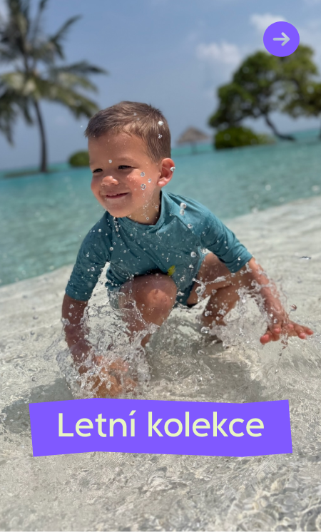 Chlapec na pláži testuje dětskou letní kolekci oblečení s UV 50+ od české značky.