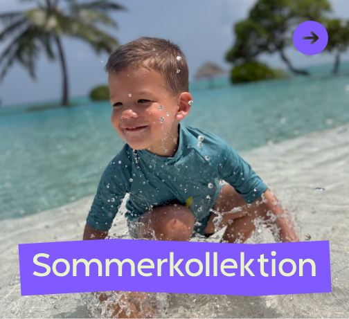 Ein Junge am Strand testet die Sommerkollektion für Kinder mit UV 50+ Kleidung hergestellt in Tschechien.
