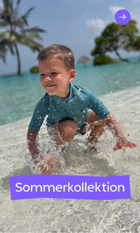 Ein Junge am Strand testet die Sommerkollektion für Kinder mit UV 50+ Kleidung hergestellt in Tschechien.