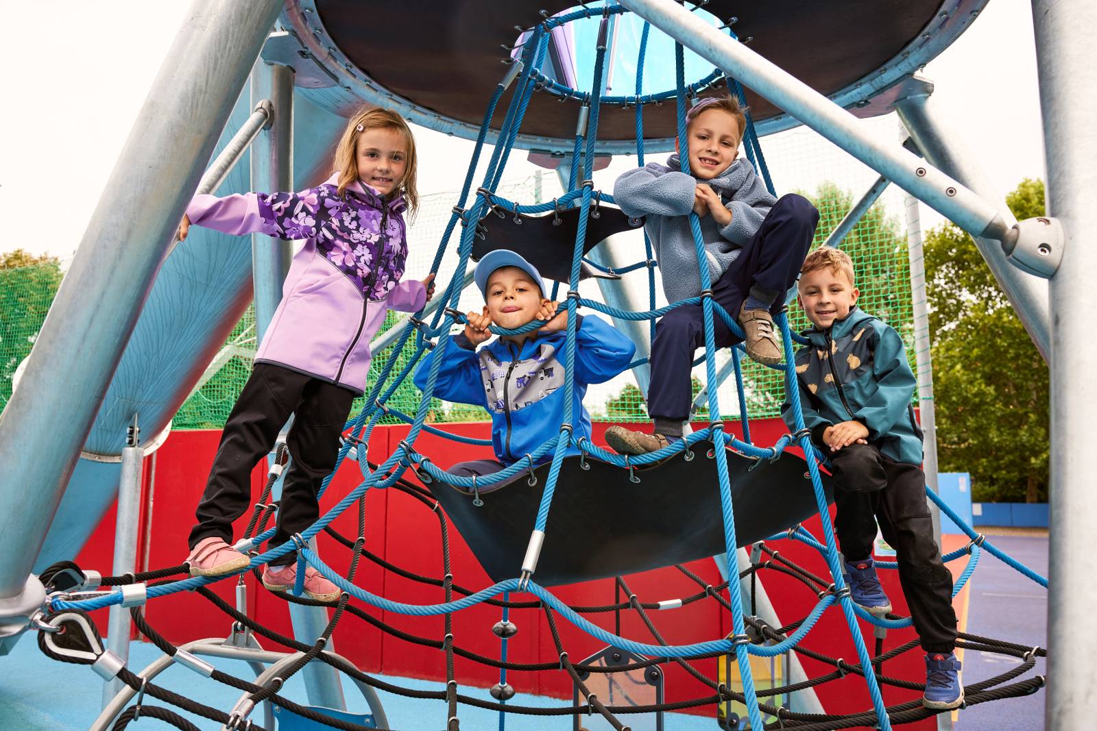 Kinder-Softshell ideal für den Spielplatz und Outdoor-Aktivitäten.