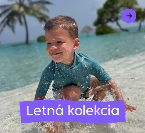 Chlapec na pláži testuje detskú letnú kolekciu oblečenia s UV 50+ od českej značky.