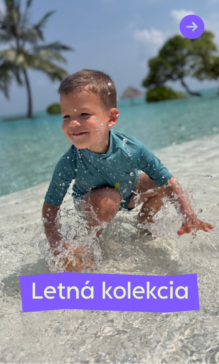 Chlapec na pláži testuje detskú letnú kolekciu oblečenia s UV 50+ od českej značky.