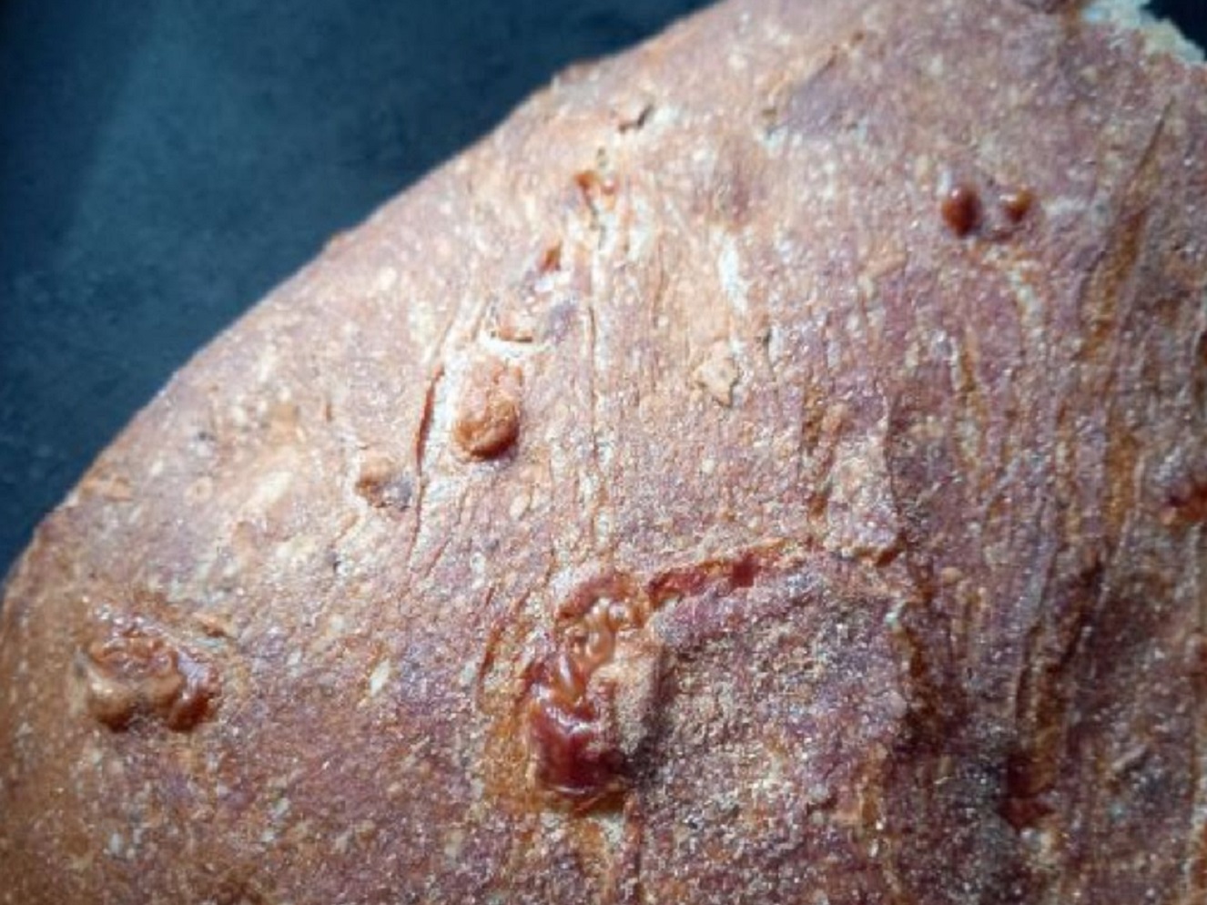 Domácí kváskový pšenično - žitný chléb s uzeným sýrem