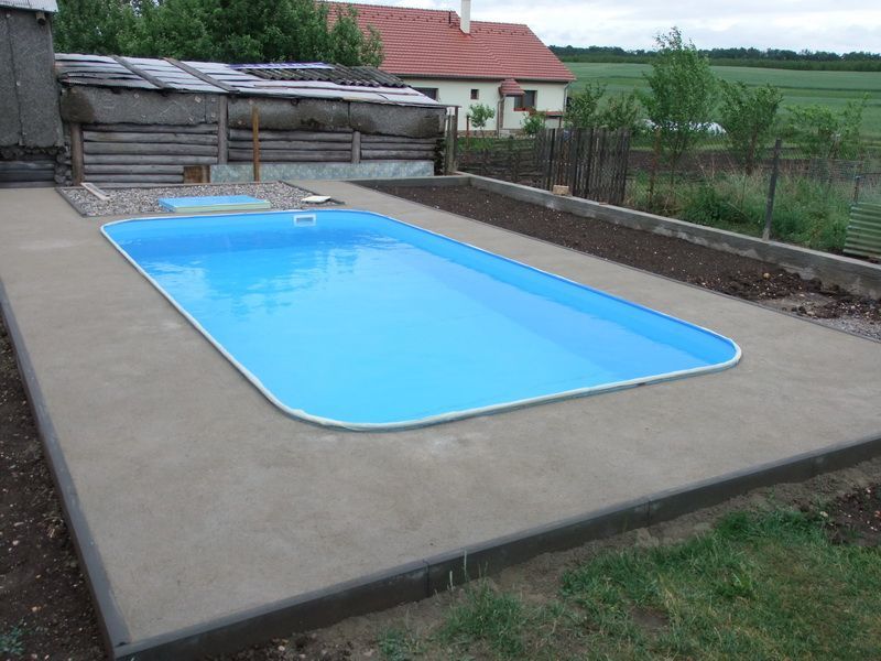Situace před instalací gumového chodníku kolem bazénu