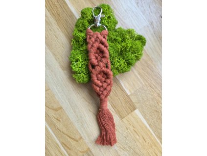 Přívěsek macrame cihlová barva