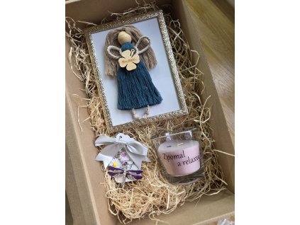 Dárková krabička s macrame andělkou, přívěskem a svíčkou ''Zpomal a relaxuj''