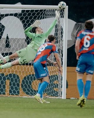 Always the right control 🧤🔝 Goalkeeper in the air @jakubsurovcik Jersey @acsparta_cz @acsparta_golmani #goalkeepers...