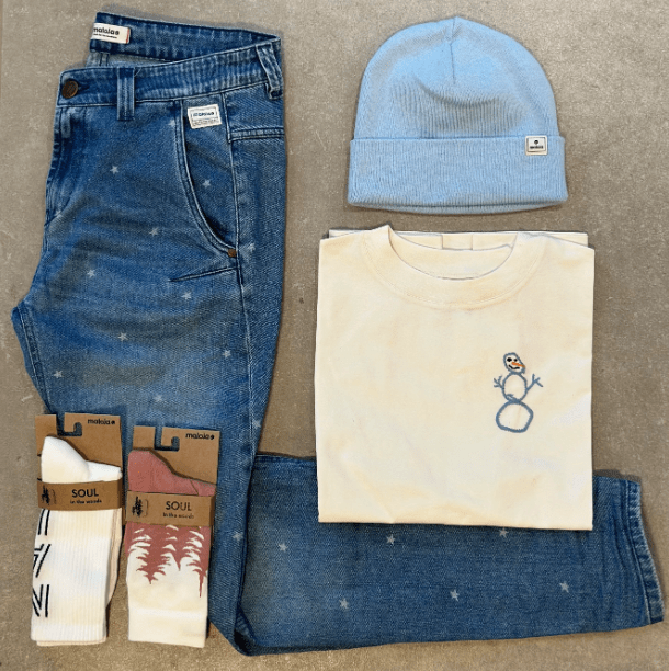 Džíny s hvězdičkami a nebarvené tričko