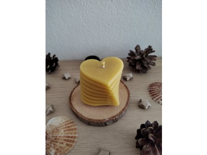 Svíčka ze včelího vosku - srdce točené