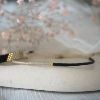 Tenký Miyuki náramek Desert Nigh 🌑 📿 Kontrastní kousek. Polovina náramku tmavá a polovina světlá, doplněný o dva zlaté...