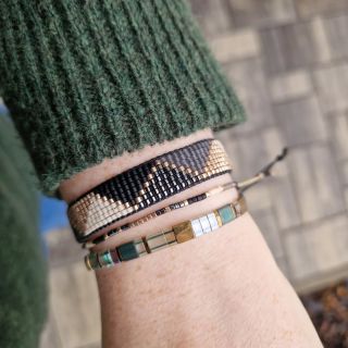 Náramky pro ty z Vás, které máte raději tmavé tóny. ✨️ Kombinace, která není sice pro každého, ale určitě zaujme. 💫 Tkaný...