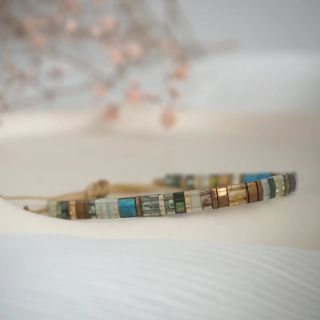 Tila náramek Taiana ✨️ 🍀 V přírodních tónech, který skvěle ozdobí nejen dámské zápěstí, ale v tomto případě i pánské. 📿 Na...