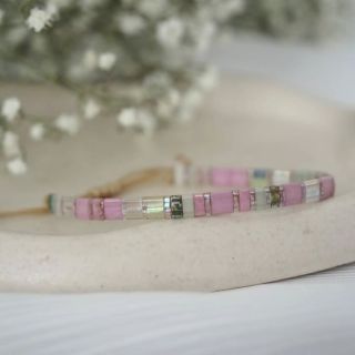 Nové Tila náramky 🫶 ✨️ Na e-shopu dnes přibyly dva nové náramky z Miyuki Tila korálků. Dva jemné kousky, které se vzájemně...