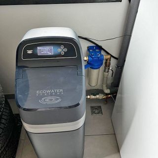 Sofistikovaný a vysoce úsporný systém úpravy vody EcoWater eVolution Boost 300. Komunikace s uživatelem, dostupné veškeré...