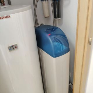 Změkčení vody v rodinném domě. Garantovaný systém úpravy vody. Nízké provozní náklady. Lokalita: Praha východ