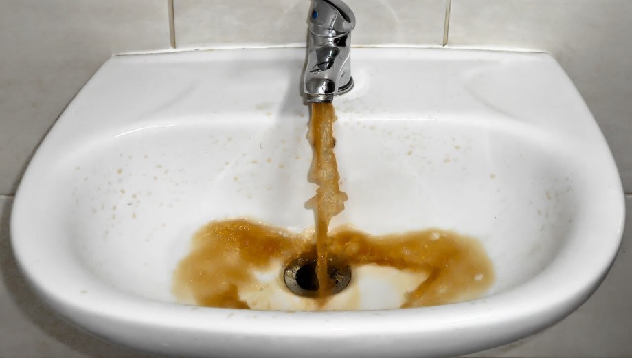 Co může za zákal vody v potrubí a jak vodu vyčistíte?