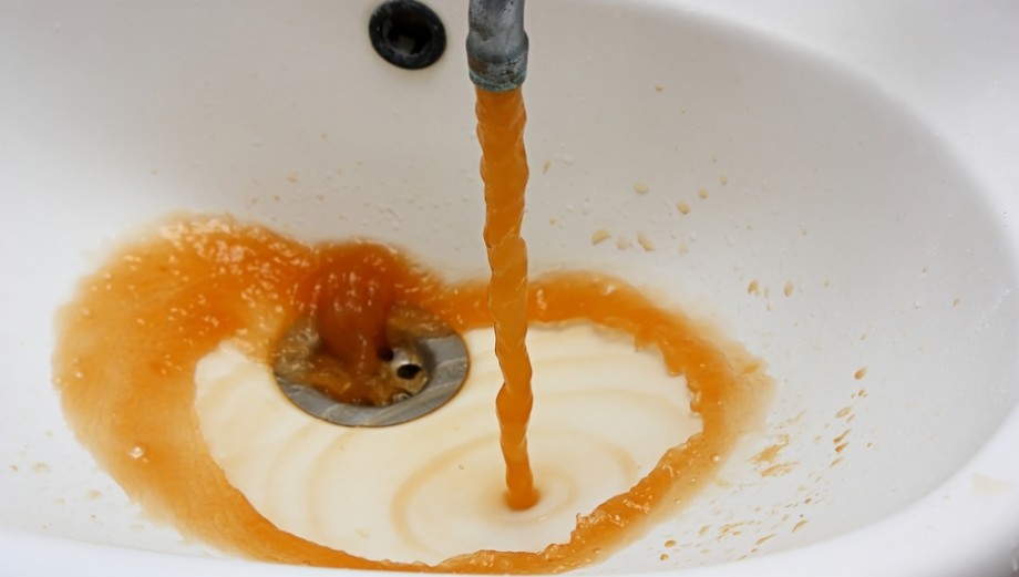 Železo ve vodě: Co může způsobovat a jak se ho zbavit?