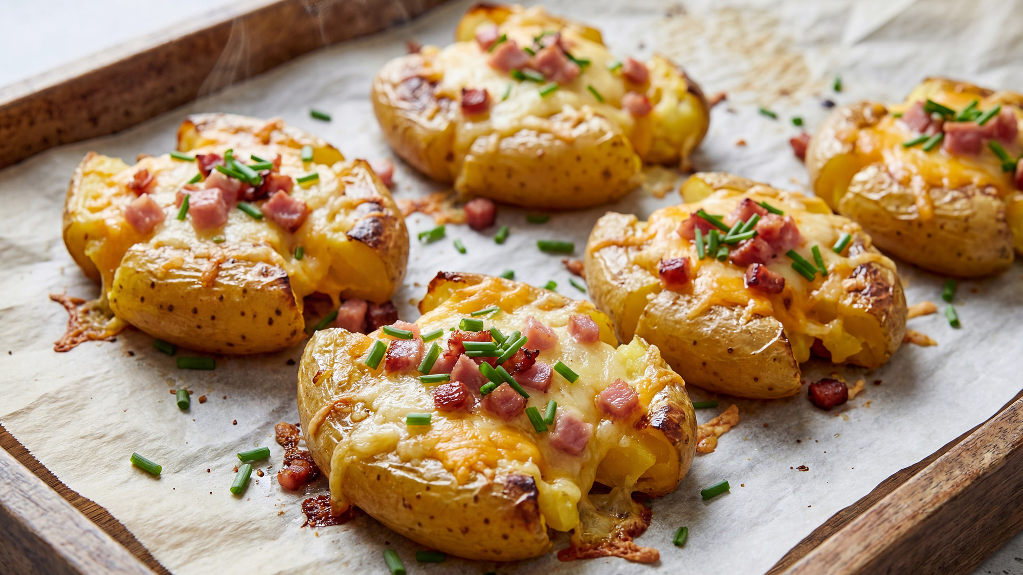 Rozmáčknuté brambory se šunkou a sýrem