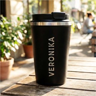 Každá káva, každý čaj – jen váš zážitek. 🖤 Personalizovaný cestovní termo hrníček 470 ml z nerezové oceli a odolného PP...