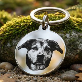 Tvůj pes. Navždy s tebou. 🐾 Personalizovaný nerezový přívěsek na klíče vyrábíme přímo z fotografie tvého psa – každý kus...