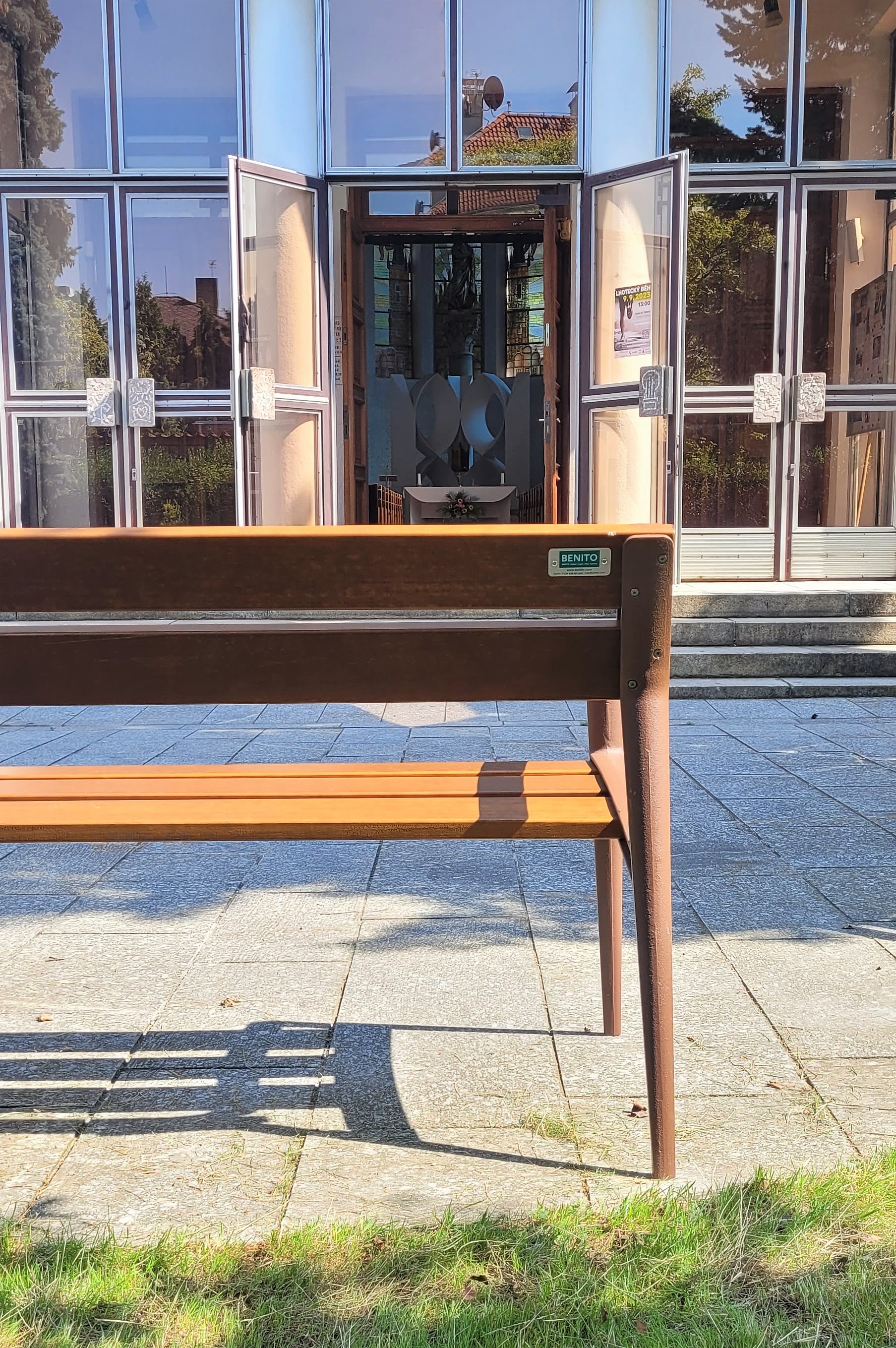 Instalace laviček BENITO Minsk a odpadkového koše Mielek
