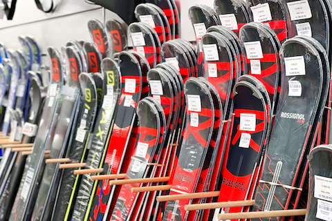 Jak vybrat sjezdové lyže? Velké srovnání sjezdových lyží!