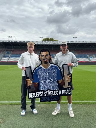 Speciální koberec pro speciálního hráče!⚽️💜 Předali jsme @honziikliment jeho vlastní custom koberec. Co na něj říkáte?👀...