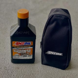 Ještě nemáš originální AMSOIL case na olej? 🇺🇸🔥 Tak to chce napravit — tenhle parťák do kufru drží díky suchému zipu...