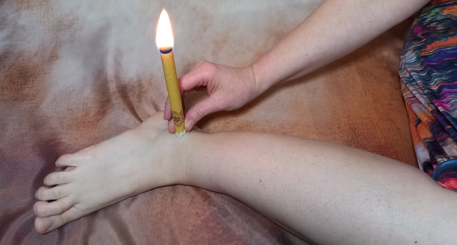 Tělová svíce na oteklý kotník: když se příčina nenajde, ale úleva přijde