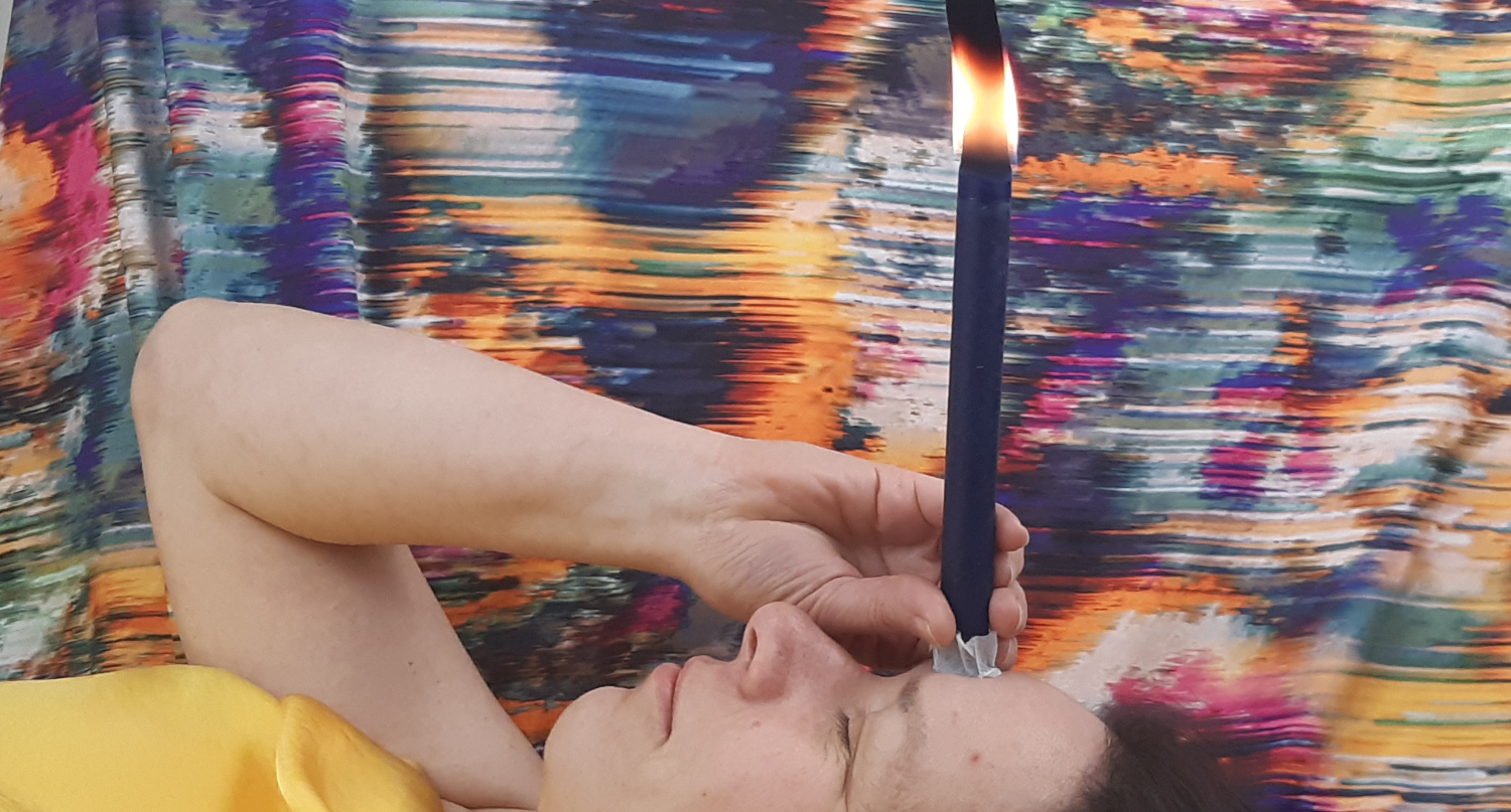 Fialová terapeutická svíce a její spojení se sedmou čakrou