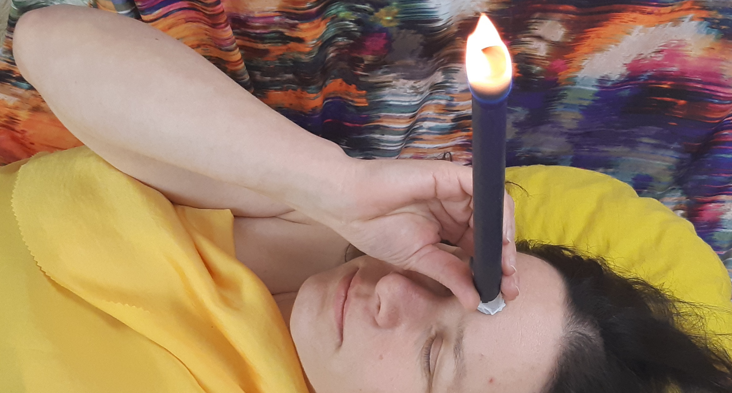 Královsky modrá terapeutická svíce a její spojení se šestou čakrou