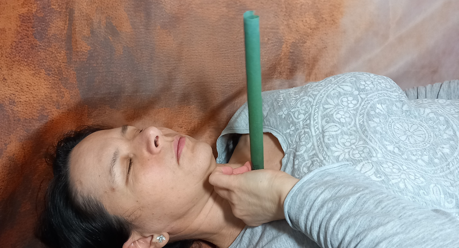 Světle modrá terapeutická svíce a její spojení s pátou čakrou