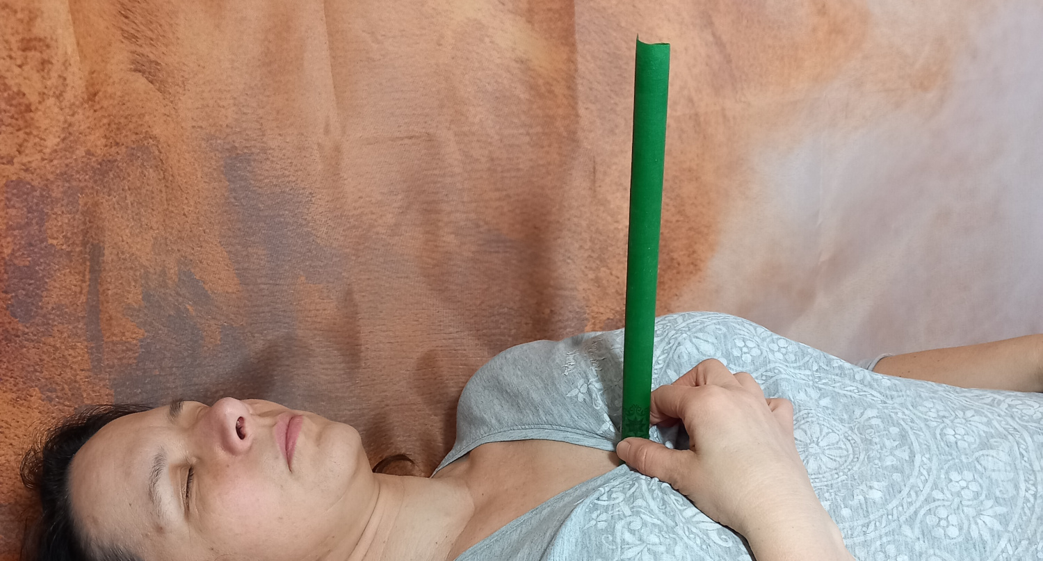 Zelená terapeutická svíce a její spojení se čtvrtou čakrou