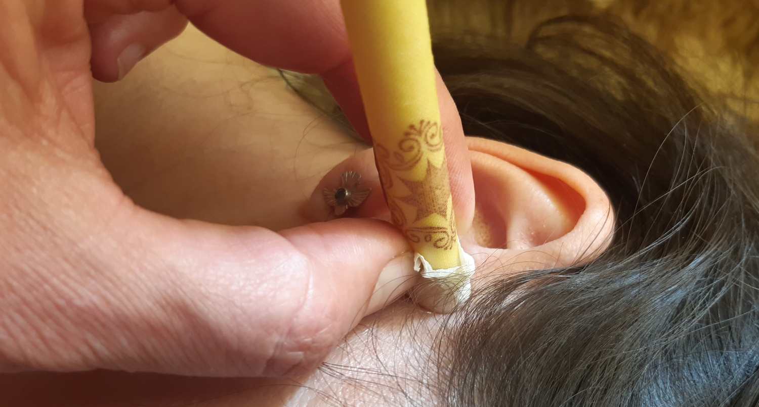 Kdy nepoužívat ušní svíci přímo do ucha a jaká existuje šetrná alternativa