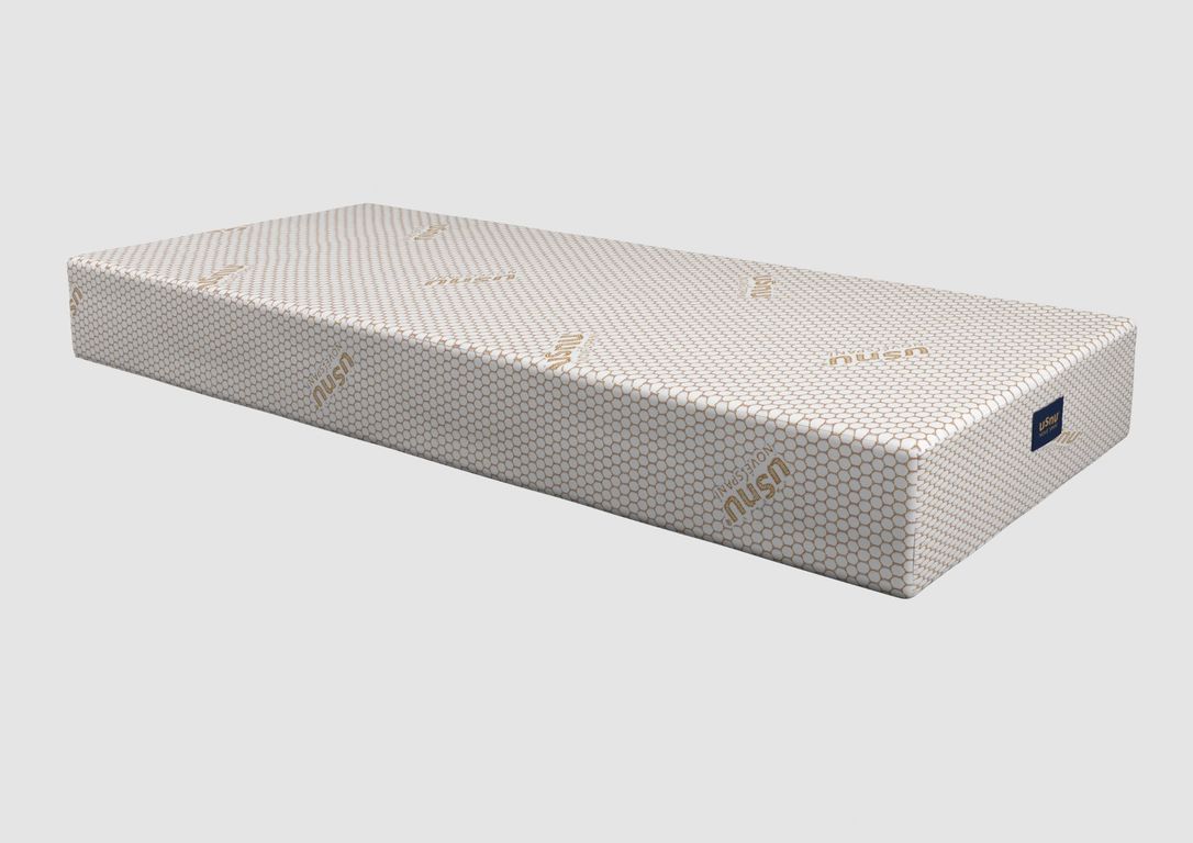 Detail potahu zdravotní matrace USNU s logem a hexagonovým vzorem PremioPUR®