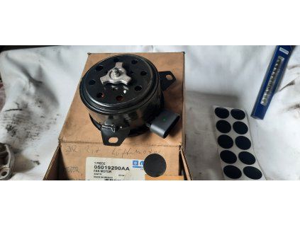 Mopar Motor ventilator radiator 05019290AA