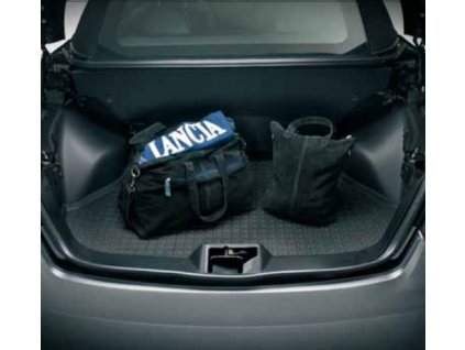 Lancia Flavia / Chrysler 200 JS Bad im Kofferraum