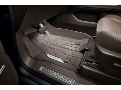 Chevrolet Premium-Allwetter-Fußmatten für die erste Reihe in dunkler Atmosphäre mit verchromtem Bowtie-Logo