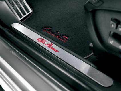 Alfa Romeo Giulietta Beleuchtete Einstiegsleiste mit Alfa Romeo-Logo