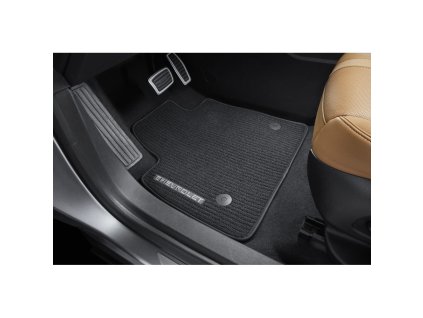 Dywaniki Chevrolet Blazer Premium z pierwszej serii w kolorze Jet Black z czarną lamówką i napisem Chevrolet